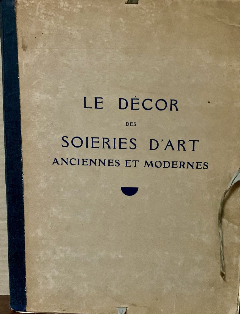 Item #23433 Le Decor Des Soieries D'Art Anciennes et Modernes; Documents Originaux en couleurs du Musee Historique Des Tissus De Lyon. Henri D'Hennezel.